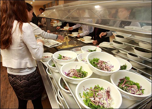 서울시는 20일을 낙지 소비를 촉진하는 '낙지데이'로 정해 구내식당에서 직원들에게 내장과 먹물이 제거된 낙지비빔밥을 제공했다.