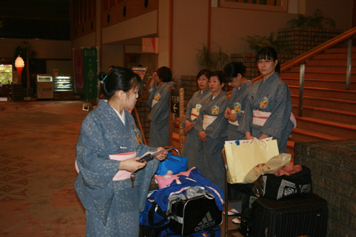 료칸의 전통을 이어받은 종업원들이 매우 친절하다.
