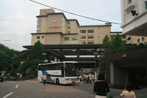 대형 호텔 건물 내부는 전통 료칸의 다다미 방이다.
