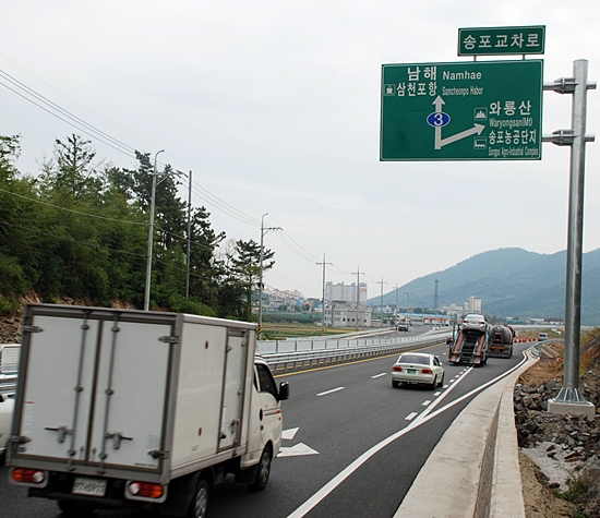 지난 10월5~17일 국도3호선이 임시개통 했을 당시 송포교차로 이정표만 믿고 낭패를 본 사람이 많았다고 한다. 개선이 요구되는 안내표지판.