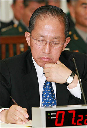김태영 국방부장관이 22일 국회 국방위 국정감사에서 질의내용을 적고 있다.