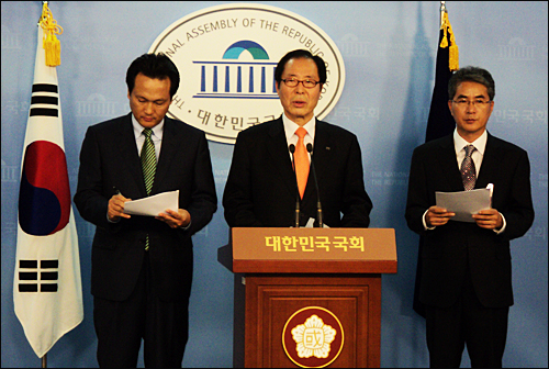 고려대 입시부정 의혹과 관련해 권영길(가운데).안민석(왼쪽) 국회의원과 박종훈 전 경남도교육위원(오른쪽)은 22일 오후 국회 정론관에서 기자회견을 열고 추가 소송을 벌인다고 밝혔다.