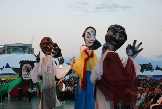 지난 9월 24일부터 10월3일까지 개최 된 대한민국대표축제 안동국제탈춤페스티벌 탈춤공연