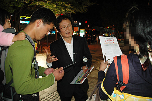 야권단일정당 운동에 나선 문성근씨가 23일 저녁 창원 정우상가 앞에서 '창원민란'을 벌이며 시민들을 만나 회원 가입을 호소하고 있다.