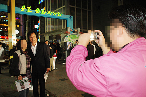 야권단일정당 운동을 벌이고 있는 문성근씨가 23일 저녁 창원 정우상가 앞에서 '창원민란'을 벌였는데, 시민들은 문성근씨와 기념사진을 찍기도 했다.