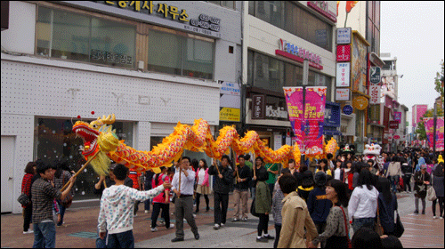 중국문화축제를 알리기 위해 나선 대학생 자원봉사들이 열심히 시내를 돌며 거리퍼레이드를 하고 있는 광경.