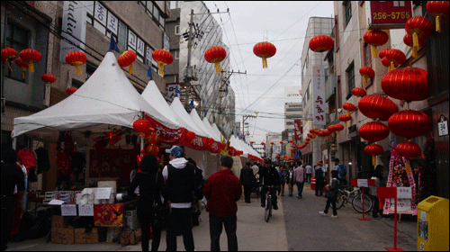 중국문화축제가 열리고 있는 종로거리의 모습이다.