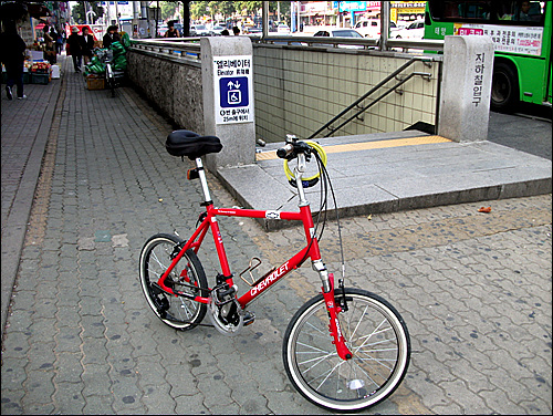 자전거를 가지고 지하철을 이용할 수 있지만, 휠체어도 편히 오가지 못하는 지하철 입구