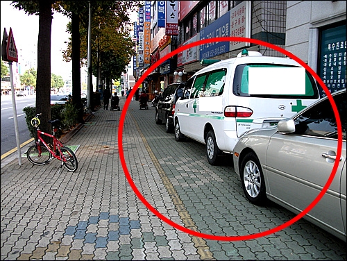 기존 자전거도로가 주차장으로 이용되고 있다.
