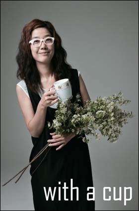 위더컵 캠페인에 참가한 가수 이상은.