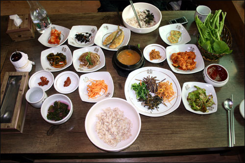 별미로 즐기는 보리밥 상차림이다. 