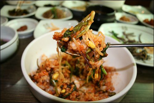 보리밥을 갖가지 나물과 비볐더니 맛이 깔끔하다.