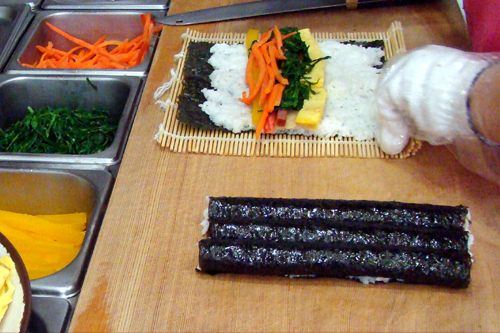 일반 김밥은 속 내용물이 들어가지요.