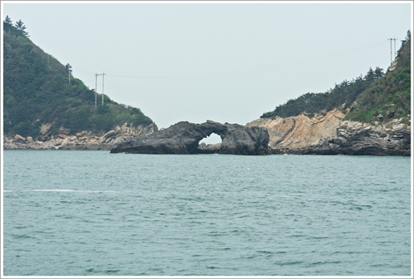  유람선에서 바라본 방축도의 독립문