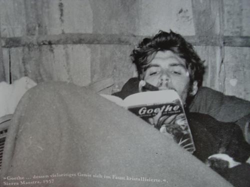 1957년 쿠바의 시에라 마에스트라 산맥의 아지트에서 괴테의 파우스트를 읽고 있는 체