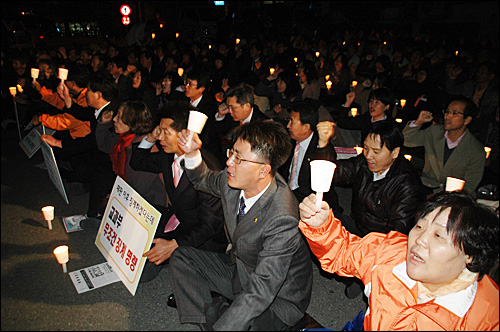 27일 저녁 경남도교육청 후문 앞에서 '교사 대학살 징계 저지 경남도민대회'가 열렸다.