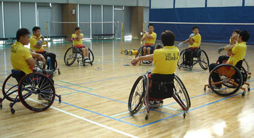  휠체어 선수들이 경기전 몸을 풀고 있다.