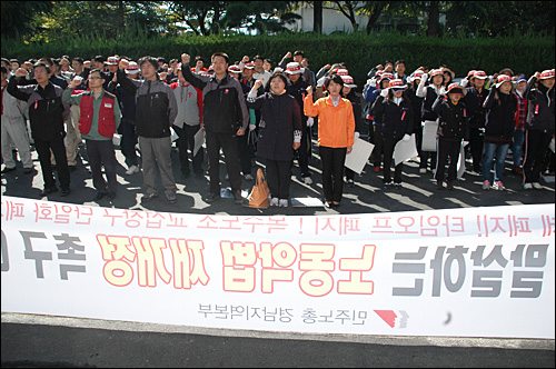  민주노총 경남본부는 28일 낮 12시 창원고용노동지청 앞에서 "노동법 재개정 및 노조 탄압 분쇄 전국동시다발 결의대회"를 열었다.
