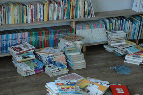 기적의 도서관이 따로 없었다. 열흘 만에 책장 두 칸이 비좁을 정도로 천 권이 넘는 책들이 들어왔다.