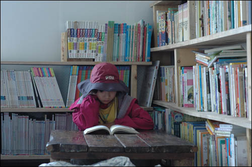 우리집으로 캠핑왔다가 작은 도서관에서 책을 읽는 순천 '평화학교' 아이 