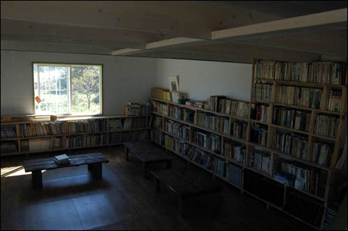 책상과 책상까지 완성해 놓은 작은 도서관 내부