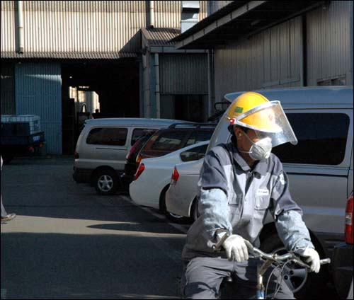 진해마천산업단지 내 한 주물업체. 한 근로자가 마스크를 쓰고 자전거를 타고 있다. 