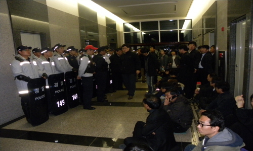교육청 1층 현관에 경찰들이 배치되어 출입을 통제하고 있다. 