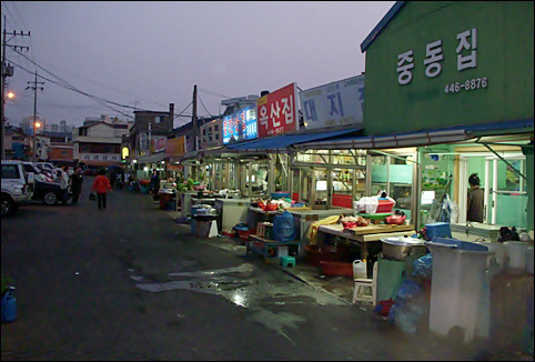  군산 공설시장 세느강변 돼지국밥집 골목 저녁풍경, 좌측 주차장은 째보선창으로 유입되는 '샛강'이 흐르던 자리입니다.