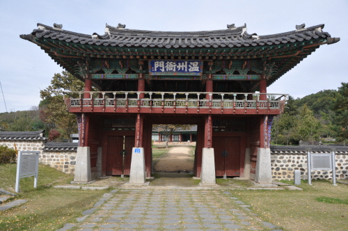 충남유형문화제 16호로 지정된 조선시대 관청인 온주아문과 동헌. ‘따뜻한 마을’ 이라는 뜻의 ‘溫州’의 유래는 1430년 전으로 거슬러 올라간다. 아산시의회는 지역명칭으로 이어지는 역사의 흐름을 차단해 버렸다.