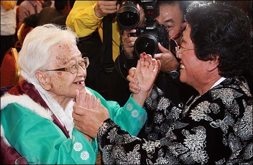 남북 이산가족 1차 상봉자 중 최고령자인 김예정(96) 할머니가 2010년 10월 30일 오후 금강산 면회소에서 북측의 딸 우정혜씨를 만나 반갑게 손을 맞잡고 있다.