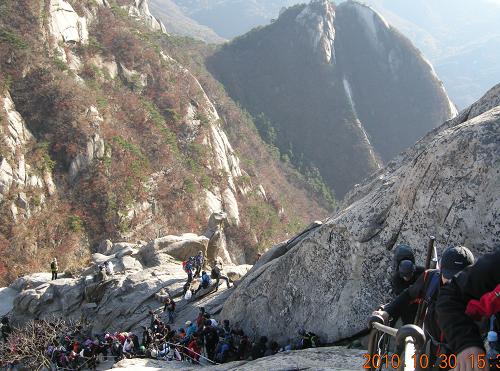 북한산 백운대 정상 바로 아래에 있는 오리바위 부근은 늘 등산객들로 교통정체가 일어난다.
