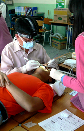 이날 건강사회를위한 치과의사회 소속 의사들은 200여명의 외국인 노동자들을 진료했다.