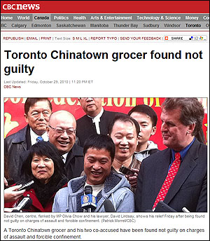 자신의 가게에서 물건을 훔친 절도범을 잡았다가 구속위기에 처했던 중국인 데이빗 첸이 무죄가 선고되자 기뻐하고 있다.