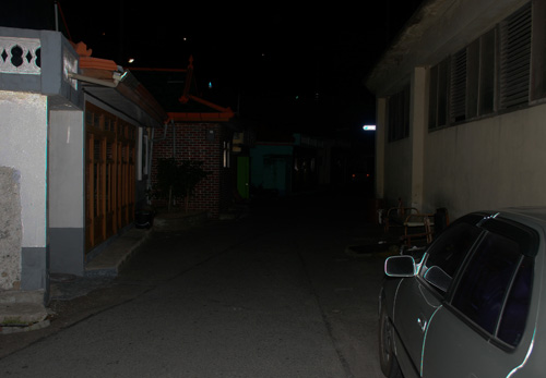 화려한 유달산 야간경관조명 아래 선창가 근처 주택가의 어두운 골목 모습. CCTV조차 보이지 않아. 시민들이 불안해하고 있었다.