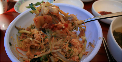 낙지비빔밥은 별미다. 