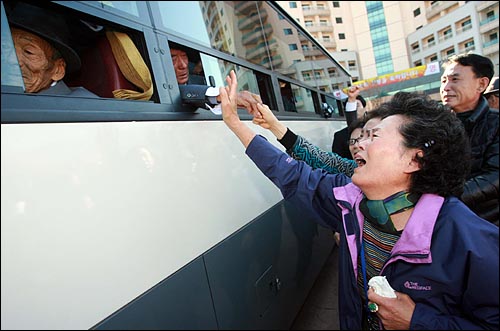 2010년 11월 1일 금강산 면회소에서 열린 이산가족 작별상봉에서 남측 동생 이순자씨가 북측 오빠 리종렬(90)씨와의 헤어짐에 아쉬워하며 손을 흔들고 있다.