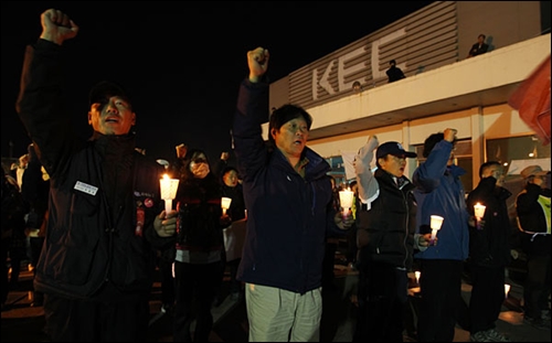 1일 경북 구미 KEC 정문 앞에서 열린 'KEC 투쟁승리 및 김준일 지부장 쾌유 기원 촛불문화제'에 참석한 민주노총 조합원들이 구호를 외치고 있다.