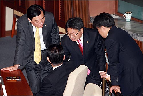  강기정 민주당 의원이 대우조선해양 사장의 연임 로비설 핵심이 이명박 대통령의 부인 김윤옥씨이라는 의혹을 제기해 여야가 공방을 벌이고 있는 가운데, 2일 오전 서울 여의도 국회 본회의장에서 열린 외교·통일·안보분야 대정부질문에서 민주당 박지원 원내대표와 강기정, 박기춘, 백원우 의원이 이야기를 나누고 있다.