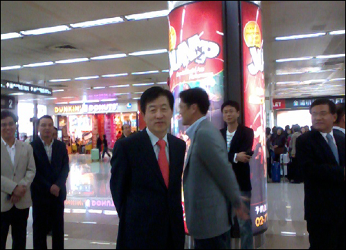 지난 10월 30일 김포공항 입국장에서 이건희 회장을 기다리고 있는 최지성 삼성전자 사장과 이재용 부사장.