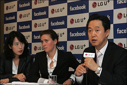 김철수 LGU+ 컨버전스사업단 부사장(맨 오른쪽)과 엘리슨 로젠틀 페이스북 통신사 총책임(가운데)이 3일 오전 프레스센터에서 'SNS 포괄적 협력'을 체결한 뒤 기자들 질문에 답하고 있다. 
