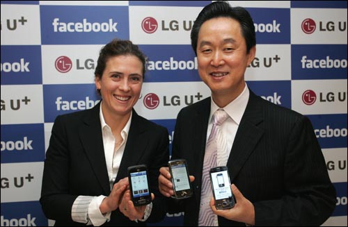 김철수 LGU+ 컨버전스사업단 부사장(오른쪽)과 엘리슨 로젠틀 페이스북 통신사 총책임(왼쪽)이 3일 오전 프레스센터에서 'SNS 포괄적 협력'을 체결한 뒤 사진 촬영을 하고 있다. 