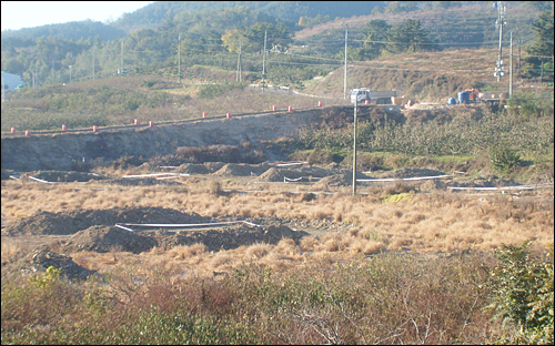 함안 덕남지구 문화재 매장지역. 준설토를 실은 트럭이 들어오고 있다.