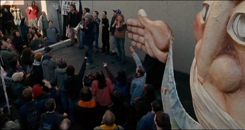  시애틀 경찰서 유치장 담벼락 밑에서 시민들이 손으로 브이 자를 그리며 수감 중인 동료들에게 ‘시애틀 전투’의 승리를 합창으로 전하고 있다.