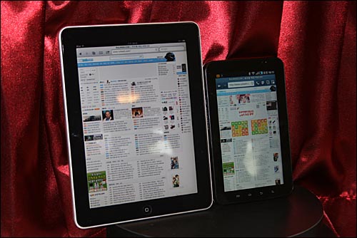 갤럭시 탭(오른쪽) 크기는 애플 아이패드(왼쪽)의 절반에 불과했다.