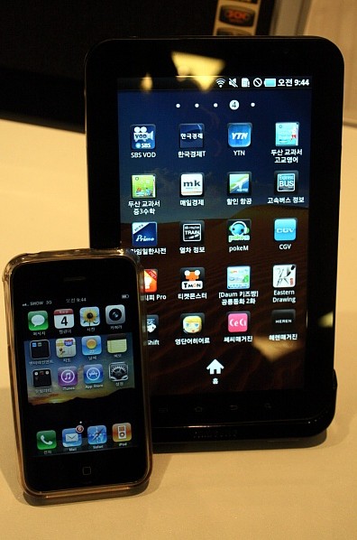 크기는 다르지만 무게면에서 차이가 없는 아이폰(왼쪽)과 갤럭시탭(오른쪽)