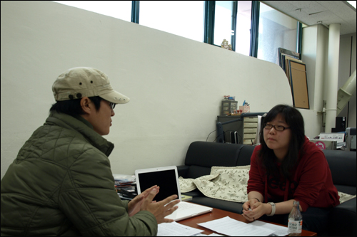 부산독립영화협회 김영조 사무국장(왼쪽), 국도예술관 정진아 프로그래머(오른쪽)