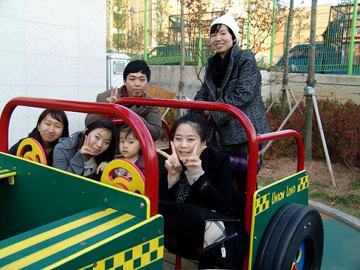 막내가 다니는 어린이집도 놀이터에서. 뒤에 앉은 성실하게 보이는 남학생이 박철홍 씨이다.

