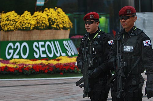 G20 정상회의 개막을 앞두고 5일 오후 서울 강남구 삼성동 G20 정상회의 행사장인 코엑스 앞에서 경찰특공대원들이 경계근무를 서고 있다.