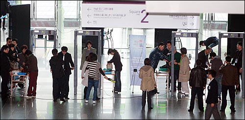 G20 정상회의 개막을 앞두고 5일 오후 서울 강남구 삼성동 G20 정상회의 행사장인 코엑스 출입구에 보안검색대가 설치되어 출입하는 시민들이 검색을 받고 있다.