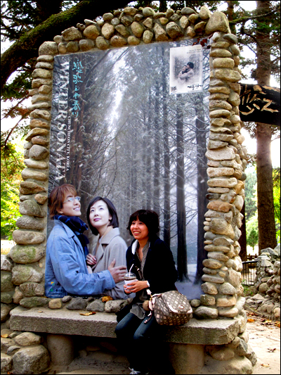 드라마 "겨울연가"의 주인공 준상역(배용준)과 유진역(최지우) 사진비 앞에서 중국에서 온 관광객이 기념 사진을 찍고 있다. 